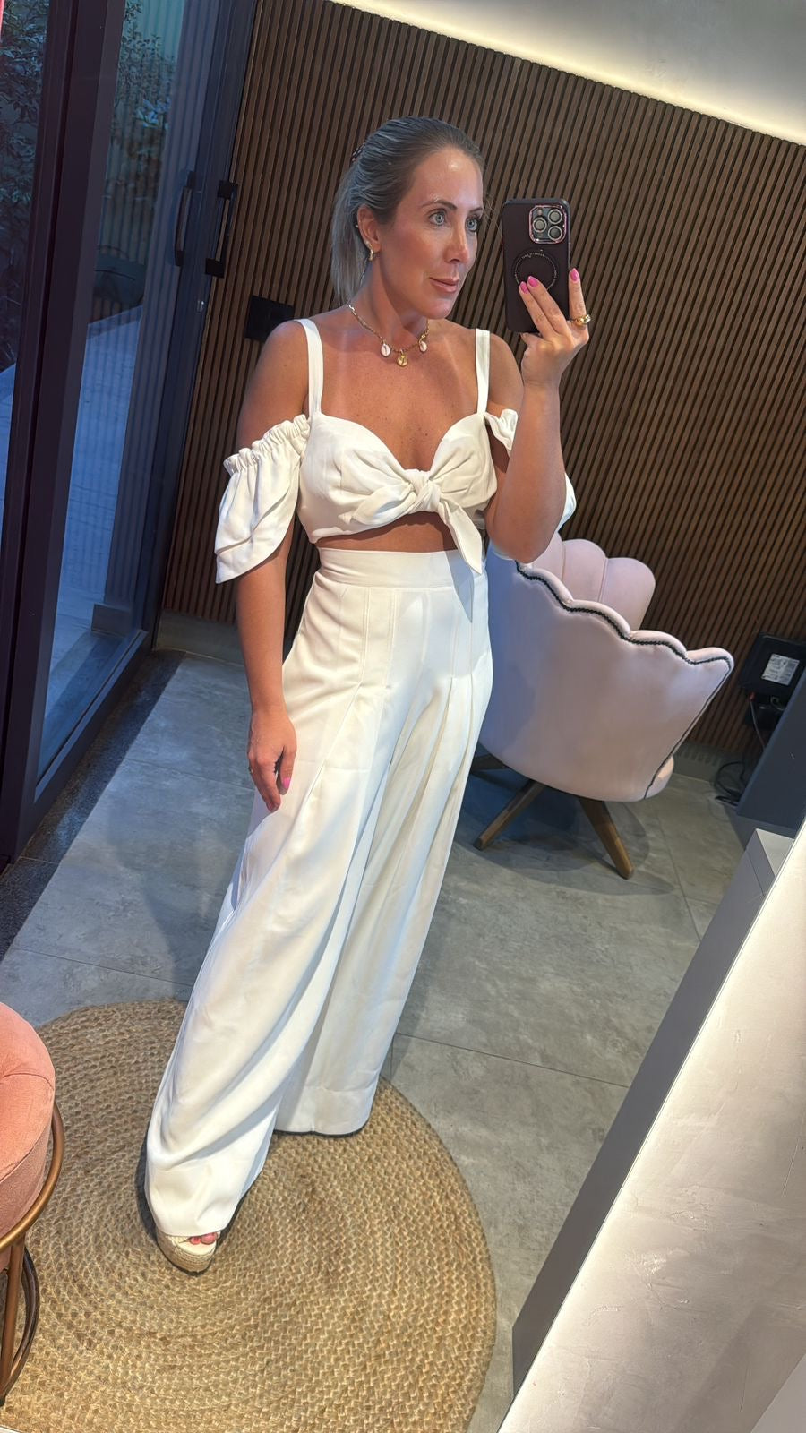 Conjunto em crepe calça e croped possui detalhe de laço mnagas com babados