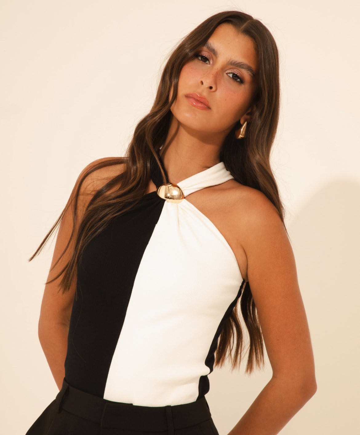 Blusa bicolor com fivela