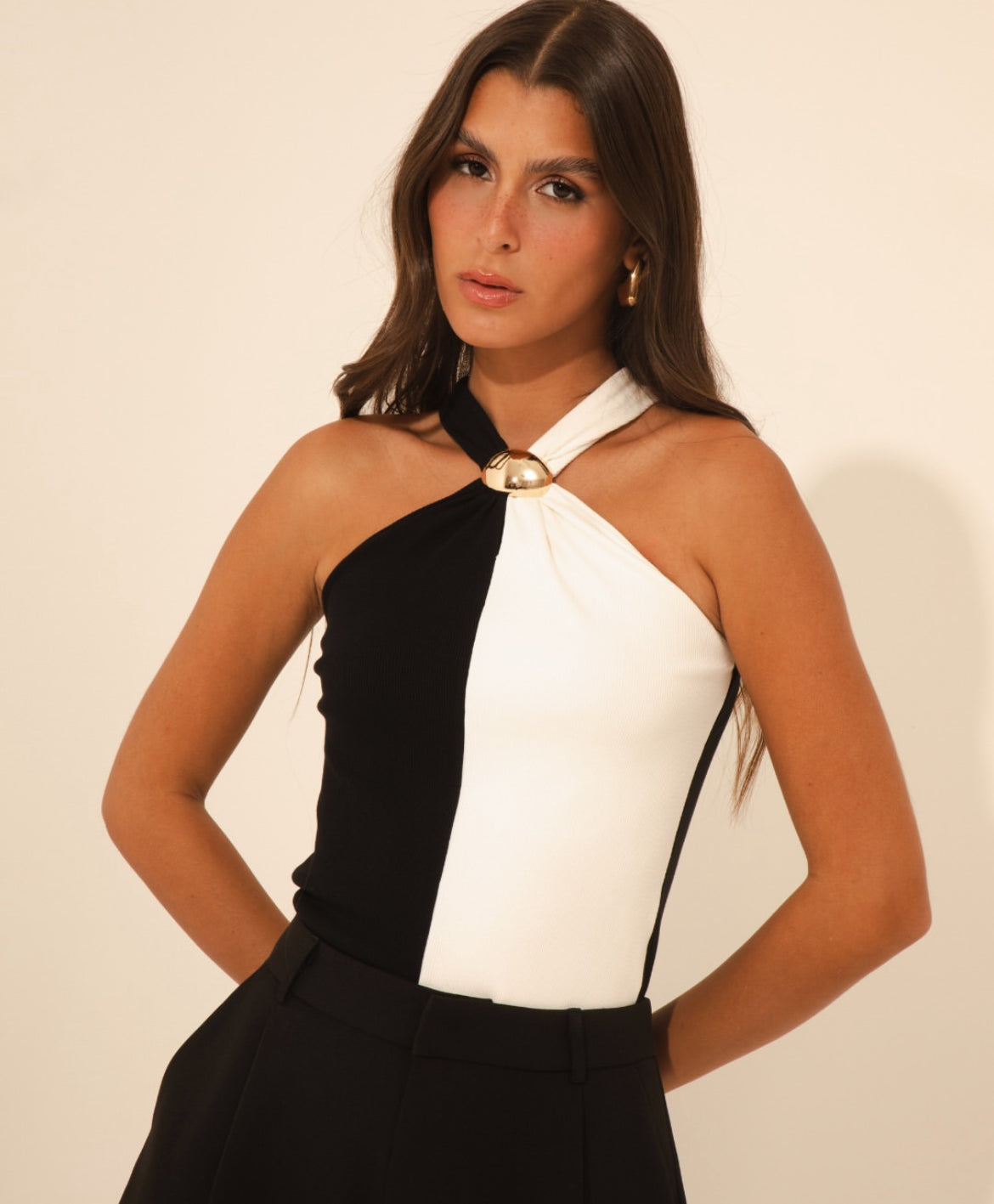 Blusa bicolor com fivela