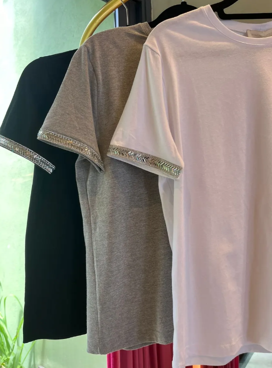 T-shirt com brilho na manga