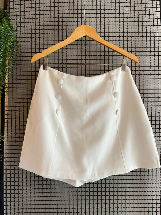 Short saia alfaiataria com botões