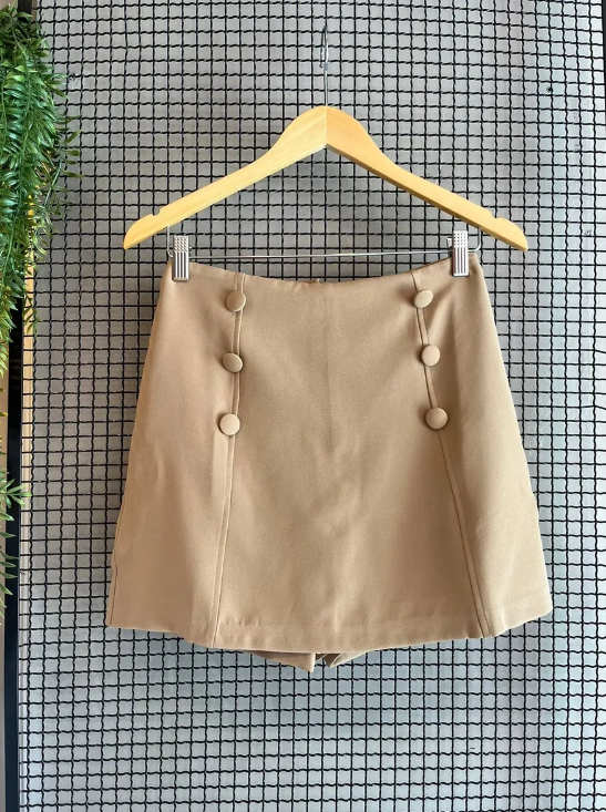 Short saia alfaiataria com botões