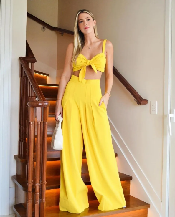 Conjunto em crepe calça e croped possui detalhe de laço mnagas com babados