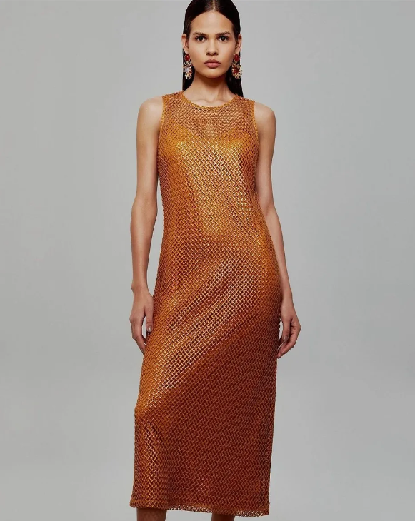 Vestido em tela metalizada