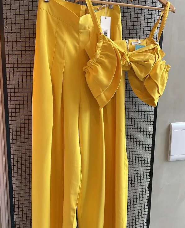 Conjunto em crepe calça e croped possui detalhe de laço mnagas com babados