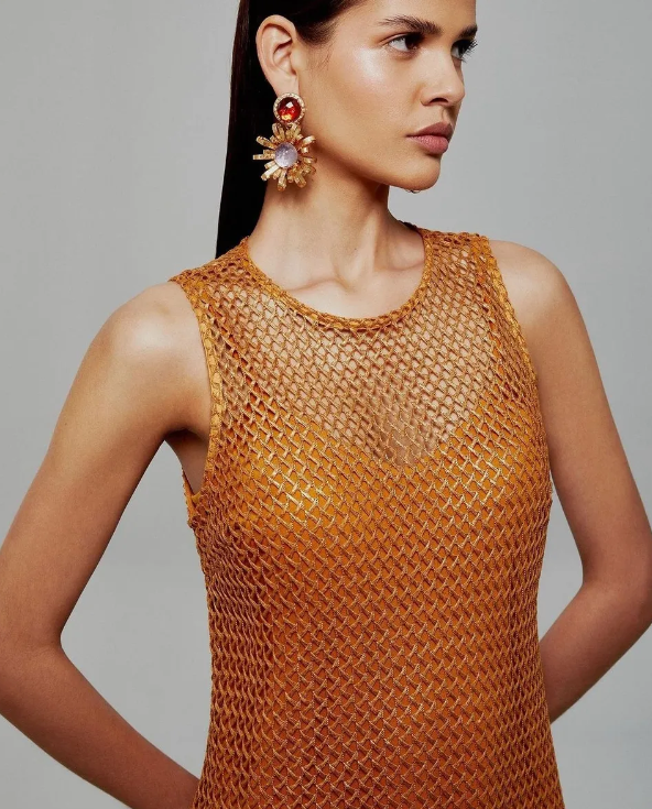 Vestido em tela metalizada