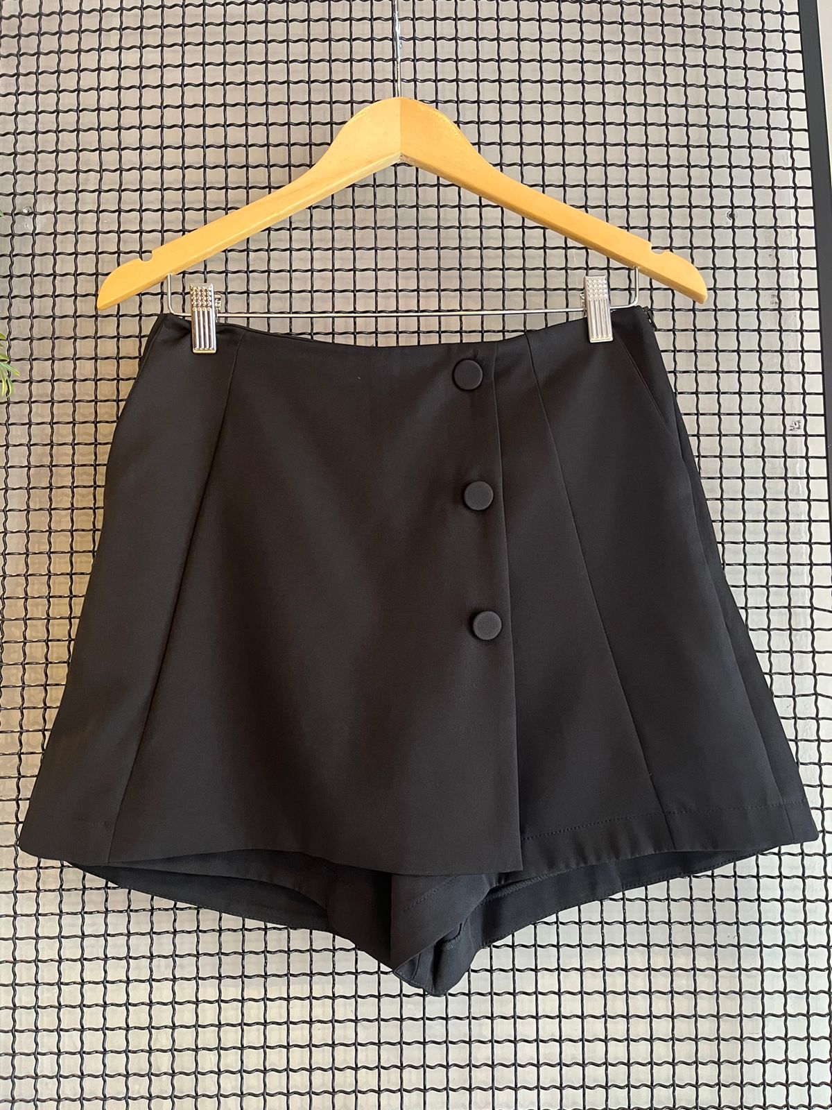 Short saia em alfaiataria com botões