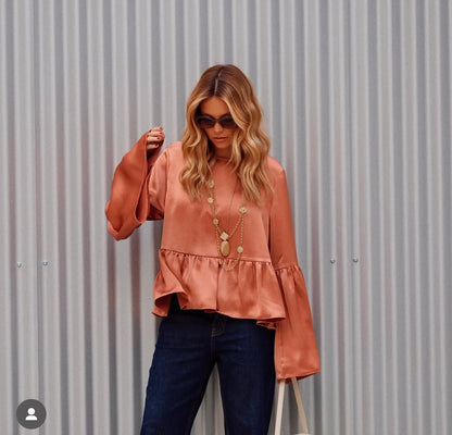 Blusa cetim babado