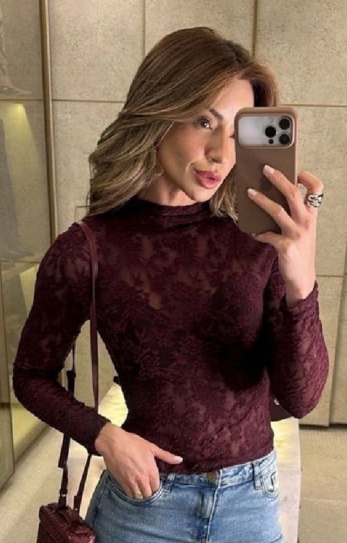 Blusa tule renda gola alta