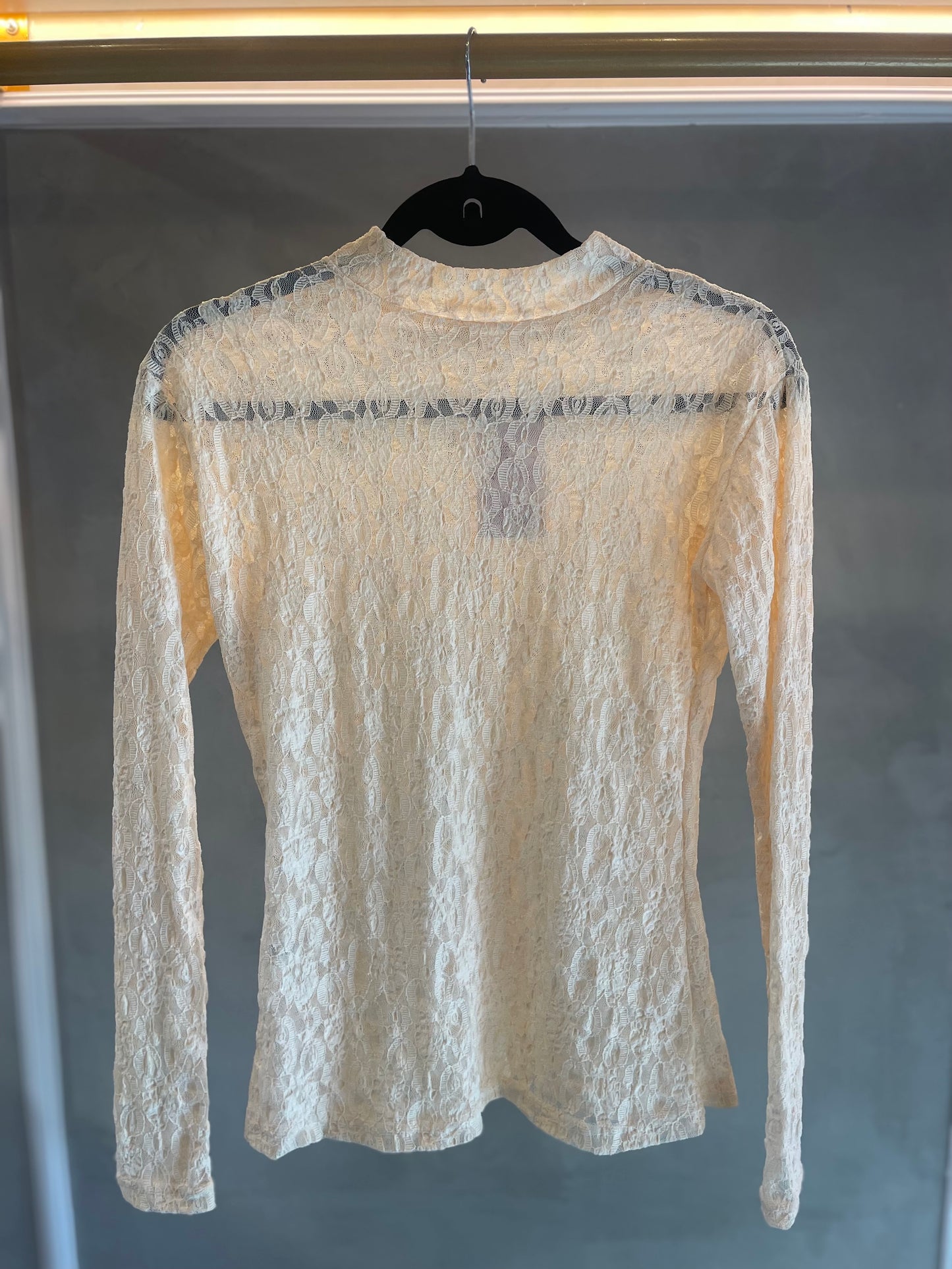 Blusa tule renda gola alta