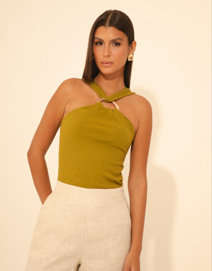 Blusa canelada assimétrica fivela