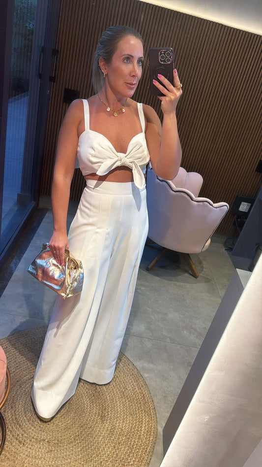 Conjunto em crepe calça e croped possui detalhe de laço mnagas com babados