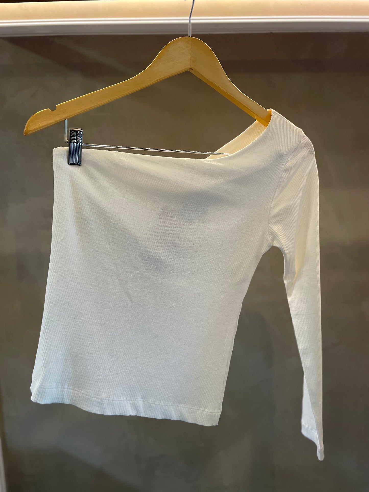 Blusa canelada um ombro