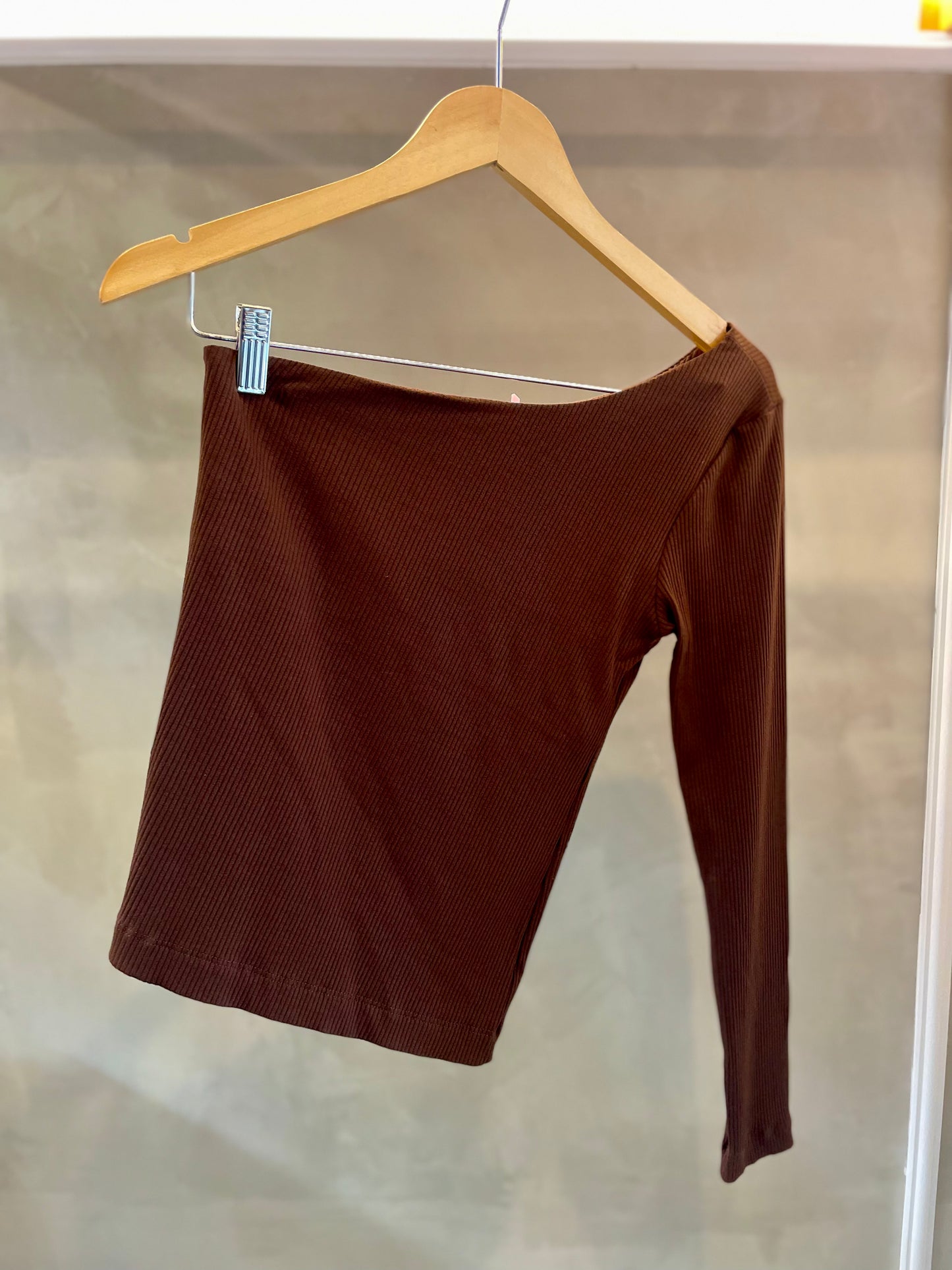 Blusa canelada um ombro