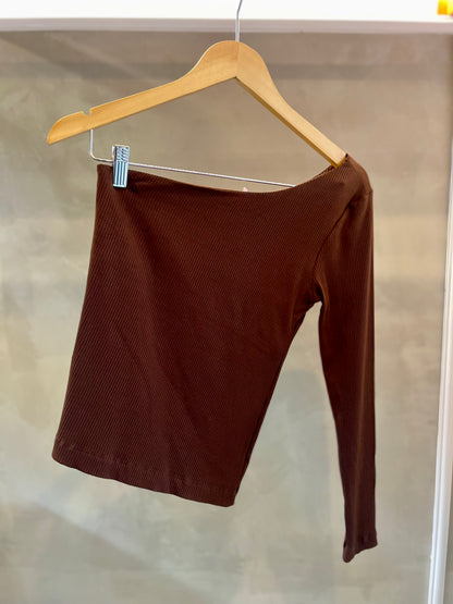 Blusa canelada um ombro