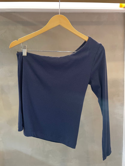 Blusa canelada um ombro